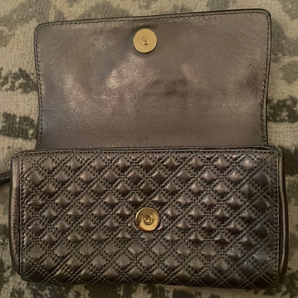 Designer Marc Jacobs Silver Leather wristlet with Gold Marc Jacobs clasp - Picture 4 of 7